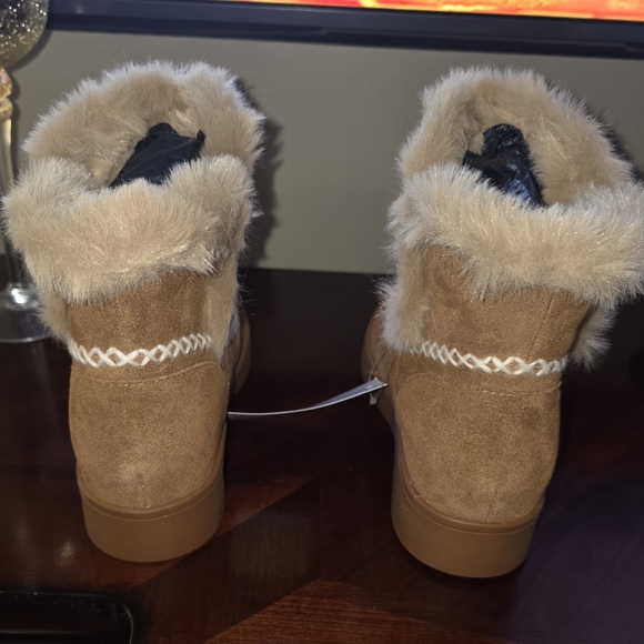 NWT Cozy Tan Fur-Lined Boots - Picture 4 of 4